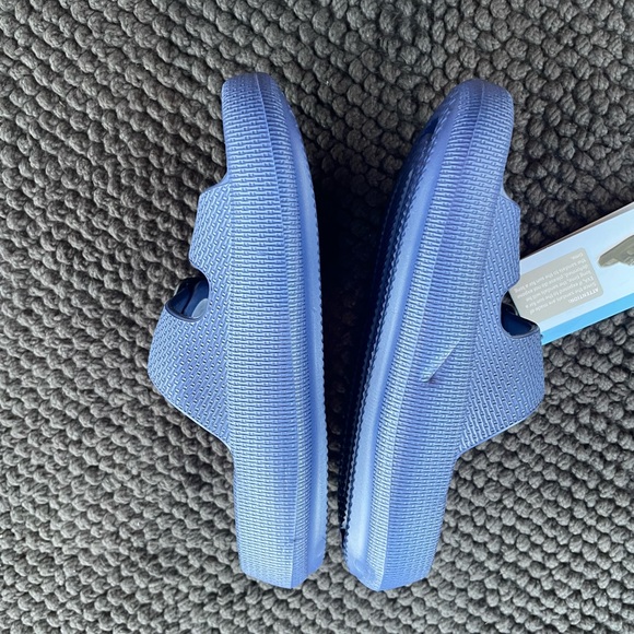 Adjustable “pillow” sandals - Fit Size 5.5-6.5 - Navy & Black - Picture 3 of 7